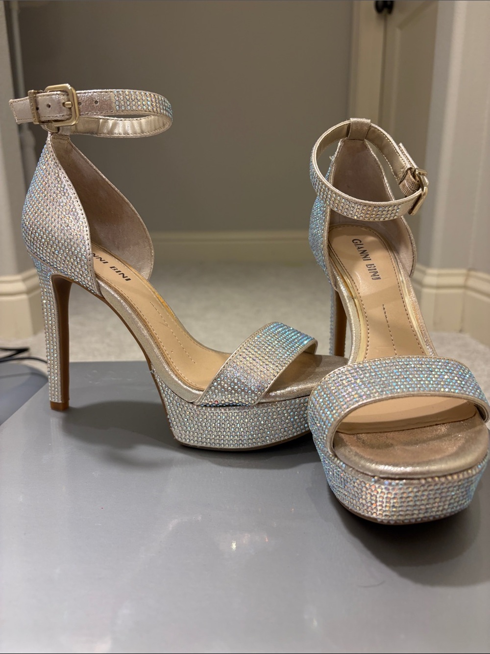Gorgeous Gianni Bini Gold Glitter Heels
